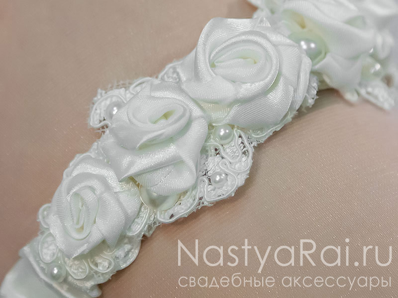 Фото. Подвязка невесты "Атласные розы".