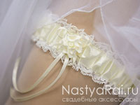 Подвязка на свадьбу с розочкой. Фото 000.