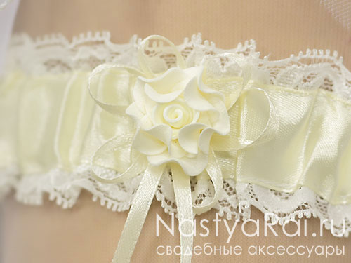 Фото. Подвязка на свадьбу с розочкой.