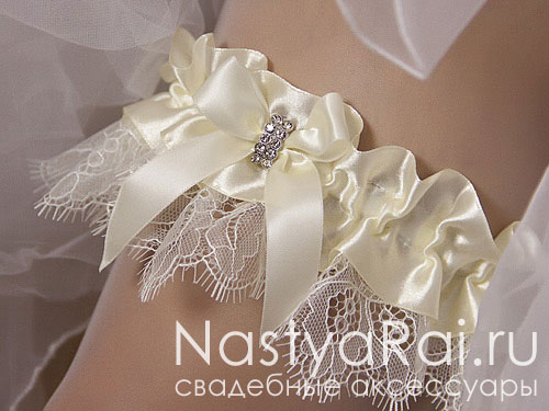 Фото. Подвязка для невесты из кружева и лент.