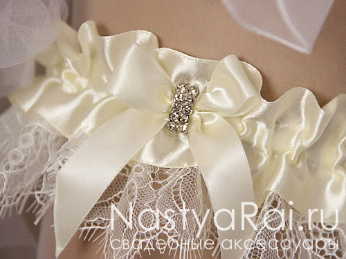 Фото. Подвязка для невесты из кружева и лент.