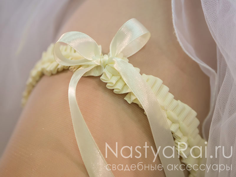 Фото. Подвязка свадебная с завязками. Крем.