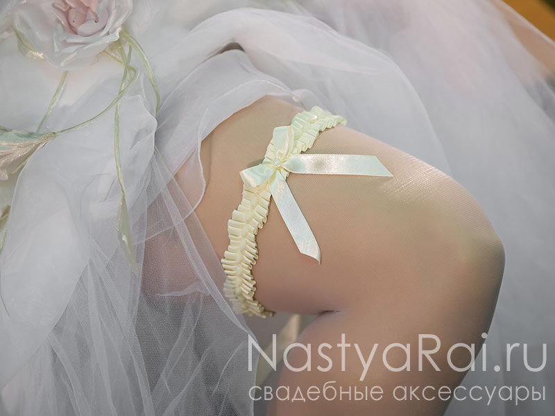 Фото. Подвязка свадебная с завязками. Крем.