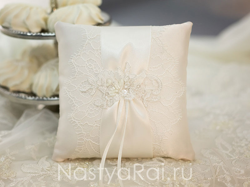 Фото. Свадебная подушечка с кружевом "Шарлиз".