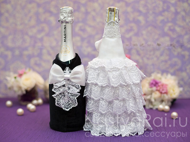 Фото. Костюмы на бутылки шампанского ручной работы белые.