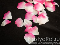 Бело-розовые лепестки роз, 150 шт. Фото 000.