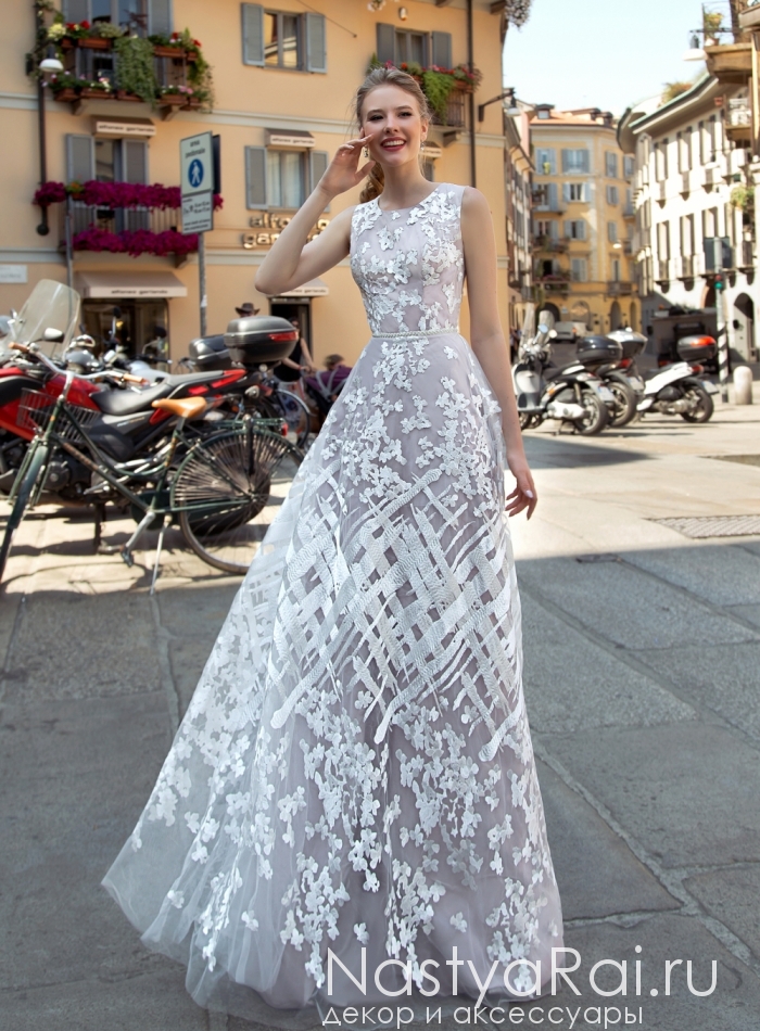 Фото. Свадебное платье из фатина с вышивкой и 3D-цветами ZAR002.