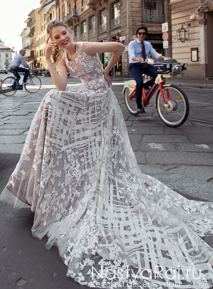 Фото. Свадебное платье из фатина с вышивкой и 3D-цветами ZAR002.