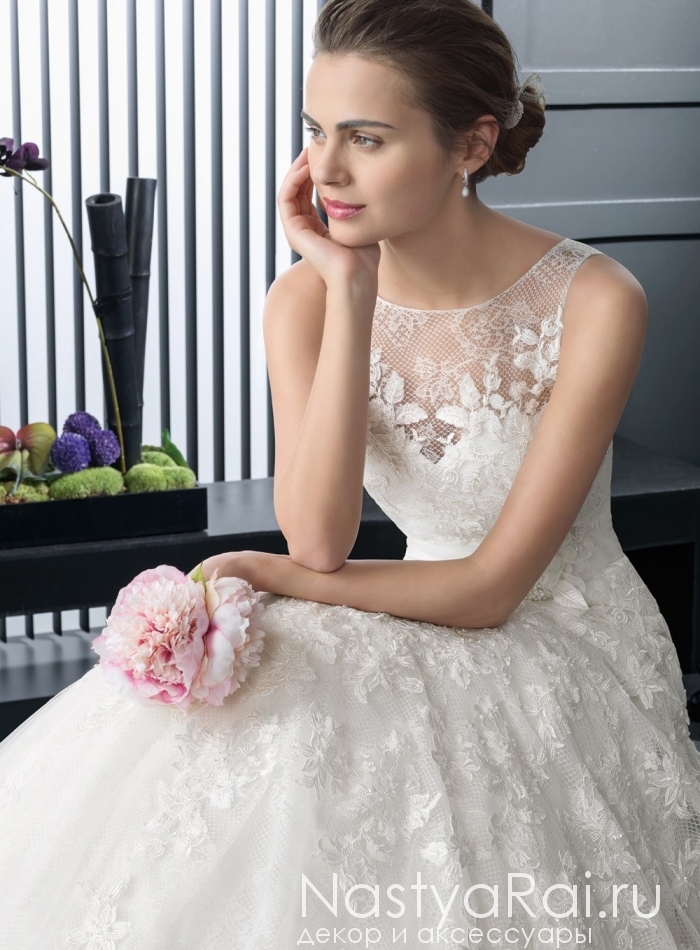 Фото. Свадебное кружевное платье с цветком ROSA CLARA 8A19.
