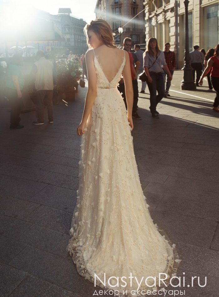 Фото. Свадебное платье из кружева с объемными цветами ZAR001.