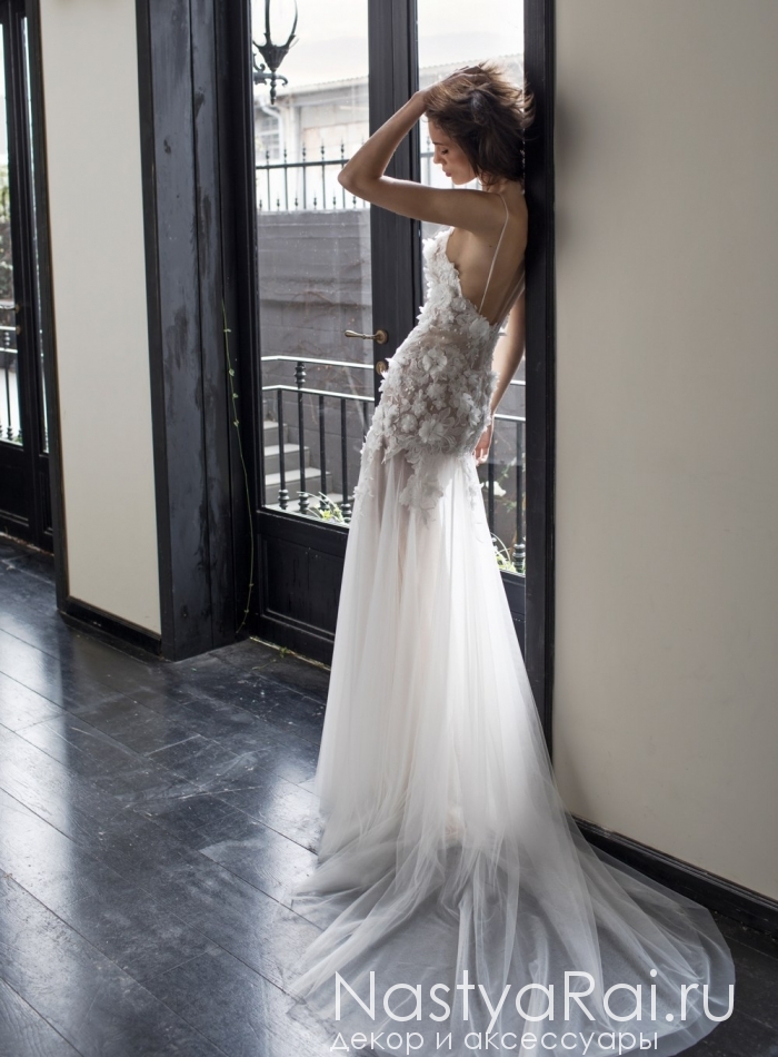 Фото. Свадебное платье с объемными цветами RIKI DALAL RD-211.
