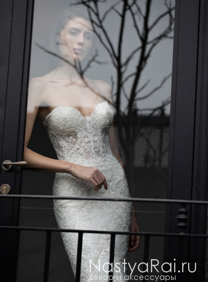 Фото. Свадебное платье с декольте RIKI DALAL RD-210.