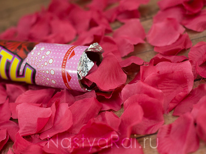Фото. Бумфети с бордовыми лепестками роз.