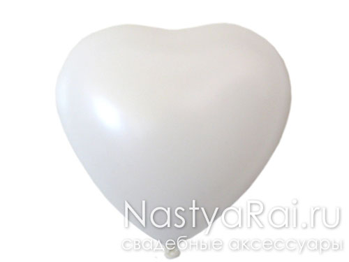 Фото. Белые воздушные шары в форме сердца.