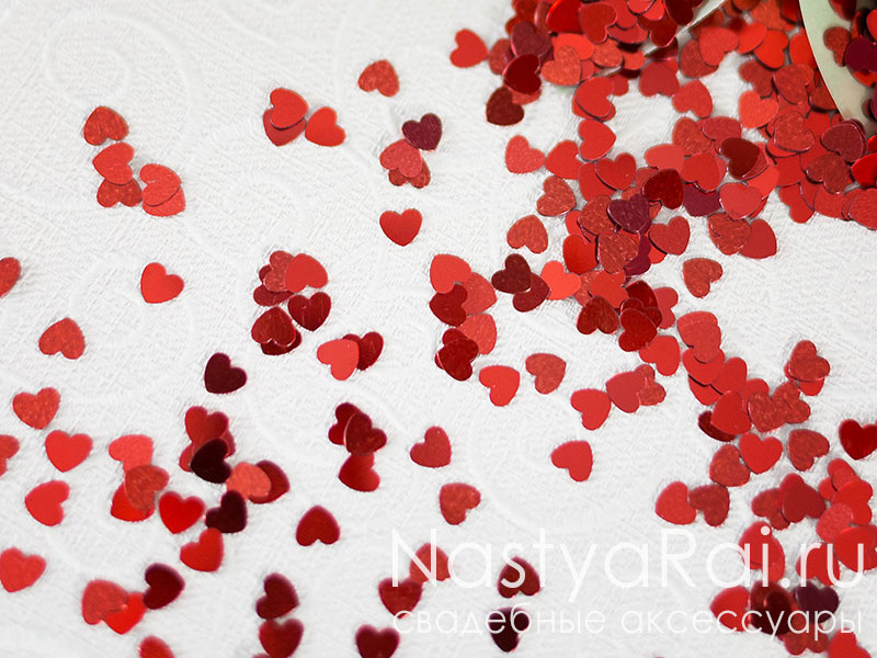 Фото. Свадебное конфетти - красные сердечки.