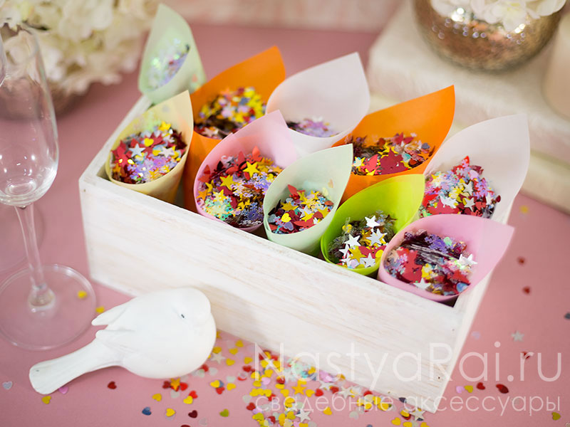 Фото. Свадебное конфетти сердца разноцветные.